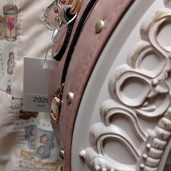 Elegant Pink and Gold Vintage Clock Handbag - Picture 2 of 4